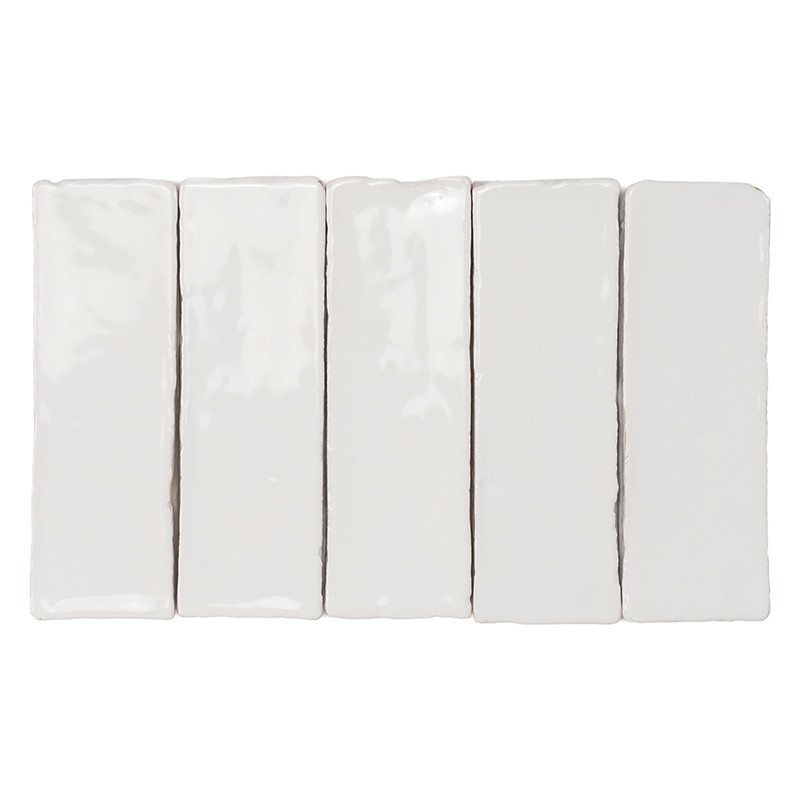 Seis azulejos rectangulares blancos esmaltados, dispuestos en fila horizontal; fondo blanco liso, bordes ligeramente irregulares y brillo reflectante en las superficies.