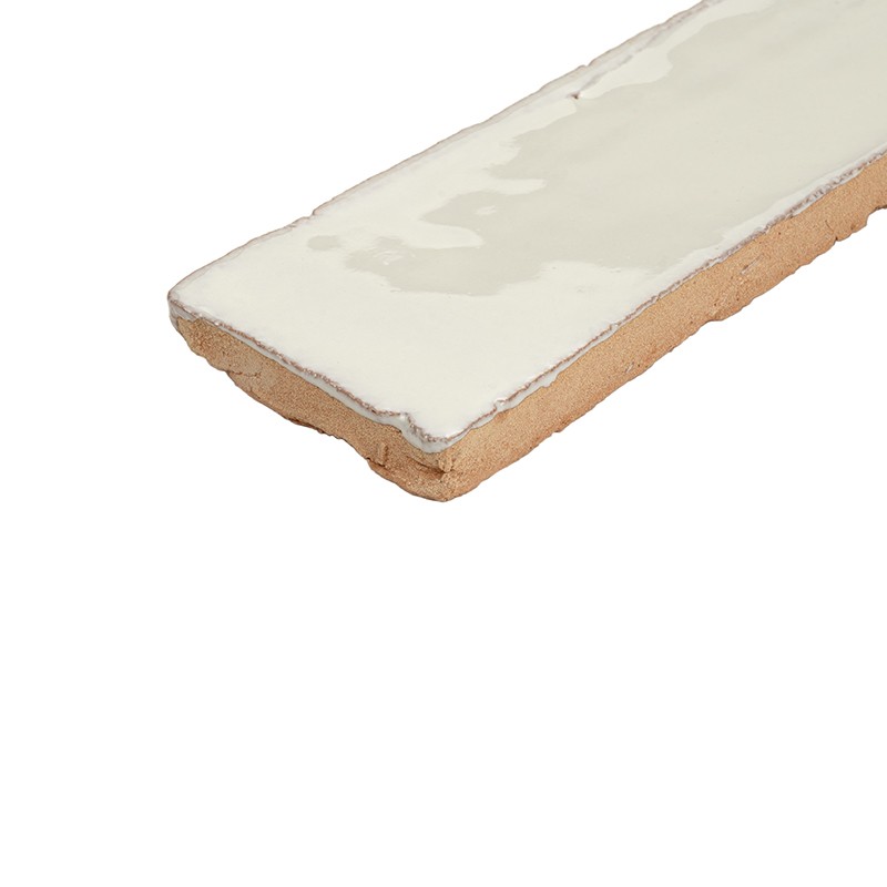 Carrelage rectangulaire émaillé blanc sur une face, bords et base en terre cuite apparente, arêtes légèrement chanfreinées; présenté seul sur fond blanc neutre.