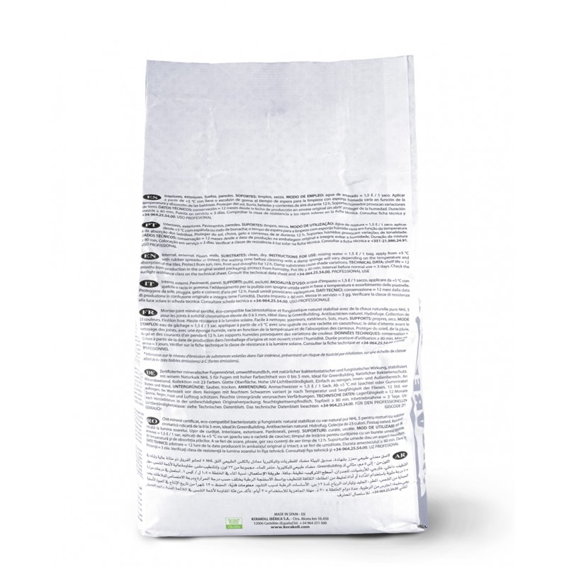 Um saco de cimento resinoso branco fica em pé, apresentando texto preto detalhado em vários idiomas contra um fundo liso.