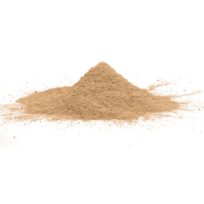 Um pó bege forma um pequeno monte, ligeiramente espalhado sobre um fundo branco liso.