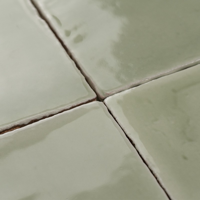 Een bruine papieren zak met het opschrift `Fugabella Color30` bevat harscement, ontworpen voor tegels, mozaïeken en marmer. groe
