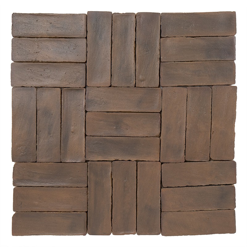 Quadratische braune Fliese mit Holz- bzw. Ziegeloptik; rechteckige "Bretter" in symmetrischem Flechtmuster, leicht raue matte Oberfläche, für Boden- oder Wandbelag.