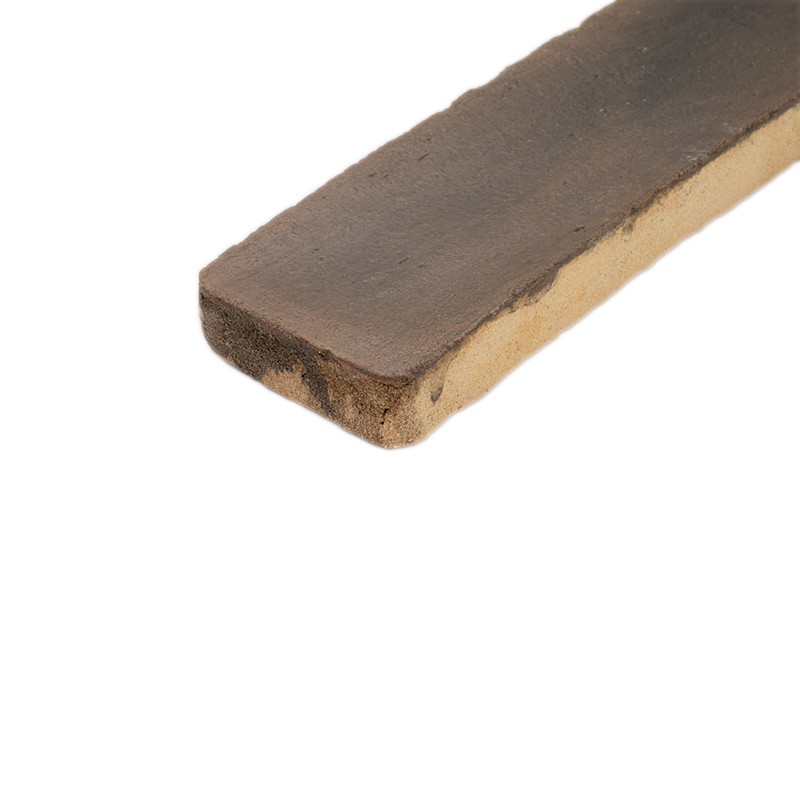 Carrelage rectangulaire fin, surface brun foncé légèrement texturée; bords et tranche beige contrastants, isolé sur fond blanc.