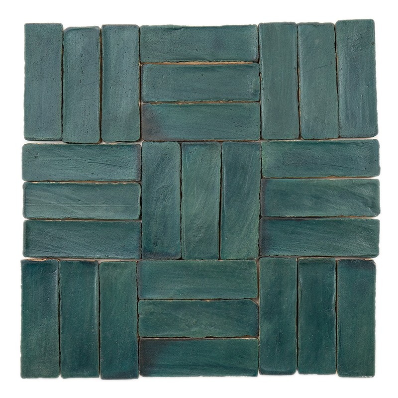 Azulejo cuadrado formado por listeles rectangulares esmaltados verde azulado, disposición en patrón de canasta, junta oscura y bordes desgastados; acabado texturado y brillo sutil.