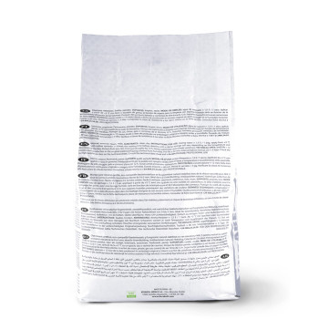 Uma sacola branca fica em pé, com texto impresso na frente, listando informações do produto, centralizado em um fundo liso.