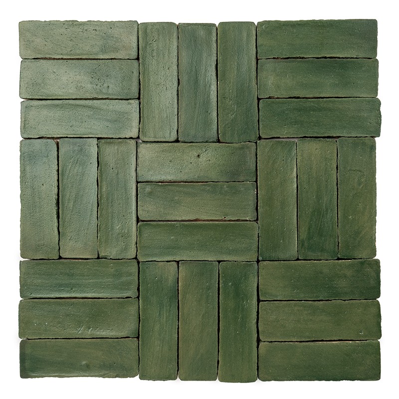 Azulejo cuadrado compuesto por lamas rectangulares verdes de textura envejecida dispuestas en patrón de cestería; sobre fondo blanco liso.