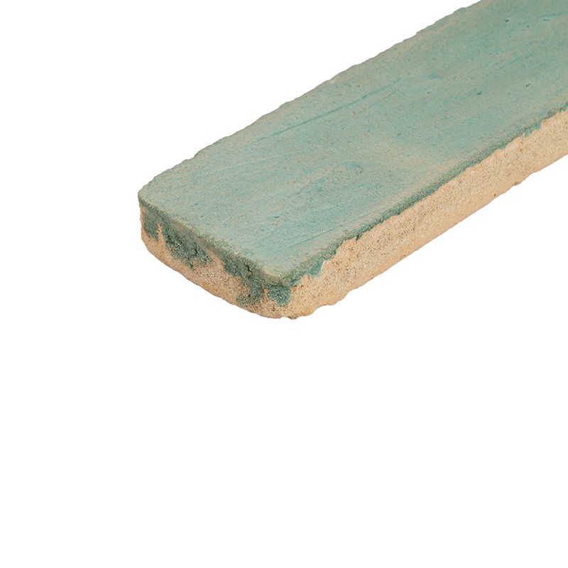 Carrelage rectangulaire étroit turquoise, face supérieure émaillée, bords et dessous en terre cuite beige, posé isolément sur fond blanc.