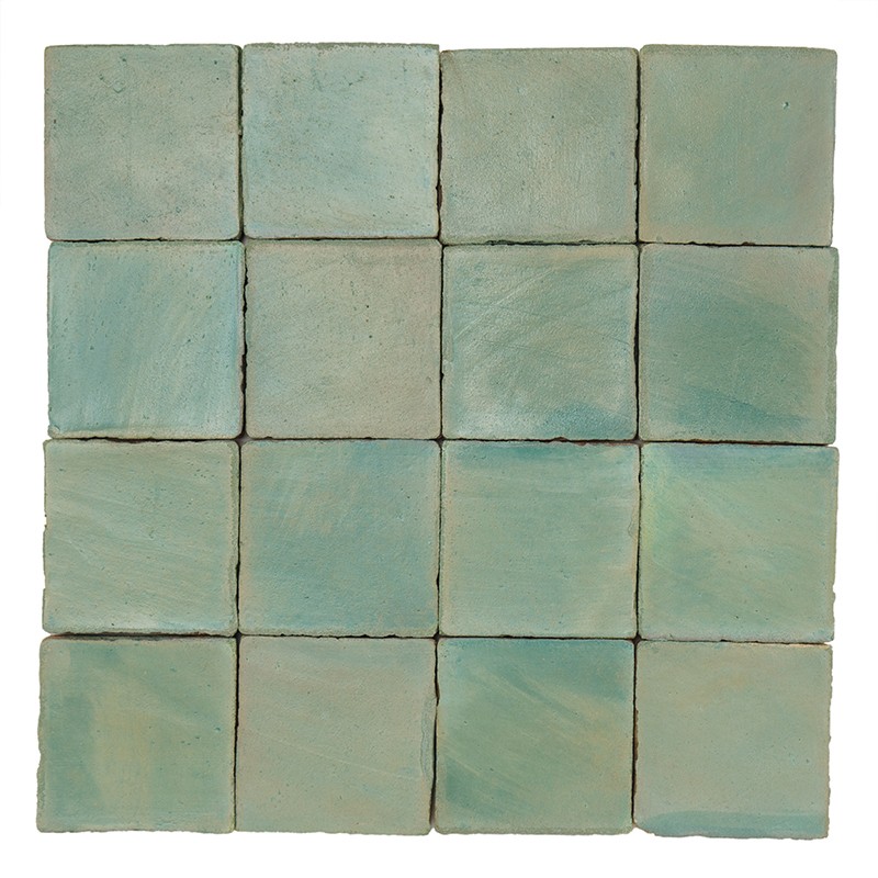 Carrelage composé de 25 carreaux carrés vert d'eau aux nuances subtiles, joints fins et irréguliers, surface légèrement texturée, présenté en plaque carrée sur fond blanc.