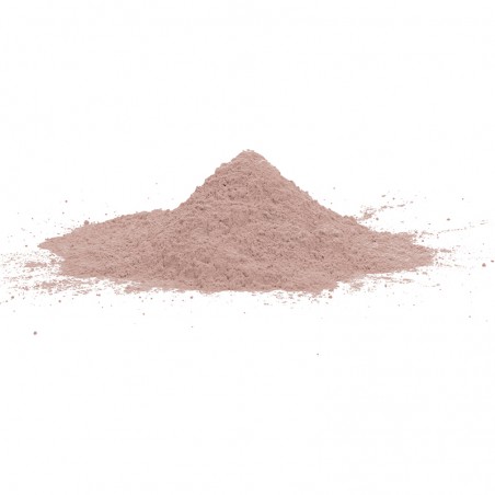 Uma pequena pilha cônica de pó rosa repousa sobre uma superfície branca, cercada por partículas dispersas.