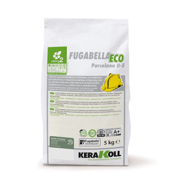 Saco branco com a etiqueta `Fugabella Eco Porcelana 0-5` contém cimento-resina com certificações ecológicas, exposto sobre fundo
