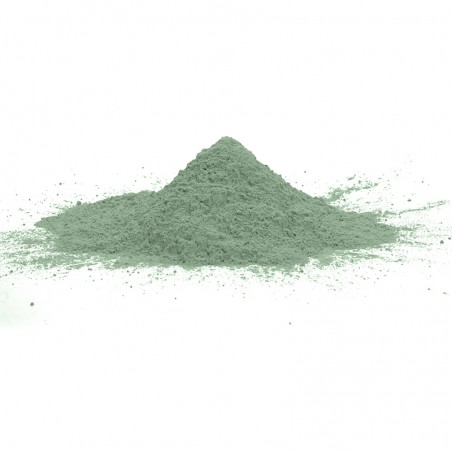 Um pequeno monte de pó fino e verde fica centralizado em uma superfície branca, espalhando-se ligeiramente para fora. Um pequeno monte de pó fino e verde fica centralizado em uma superfície branca, espalhando-se ligeiramente para fora.