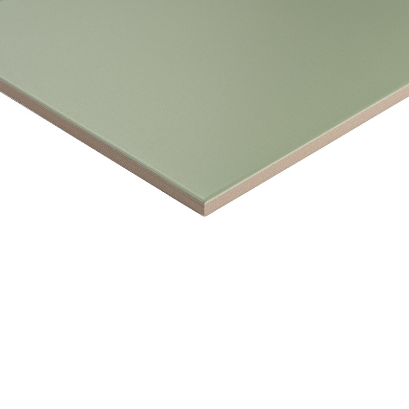 Carrelage vert pastel: coin d'une dalle rectangulaire vue en perspective, bord beige révélant l'épaisseur; fond blanc uniforme.