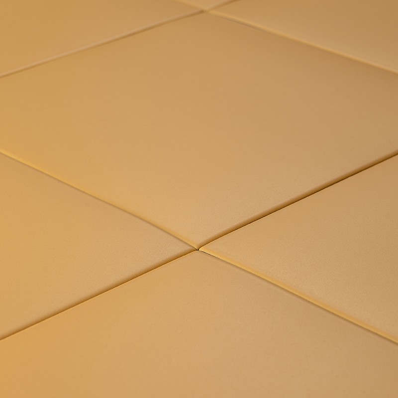 Bruine zak met the opschrift `Fugabella Color 41 kerakoll`, bevat decoratief harscement voor tegels. benadrukt milieuvriendelijk