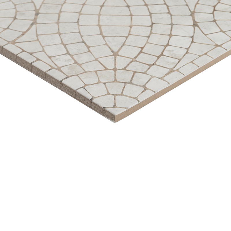 Azulejo cuadrado con mosaico de piezas blancas formando arcos concéntricos, juntas beige; canto fino visible y fondo blanco aislado, aspecto cerámico pulido.