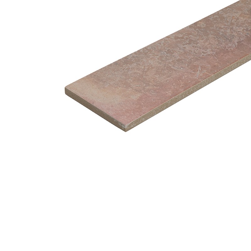 Langwerpige rechthoekige keramische tegel met roze-beige marmermotief en afgekante rand, schuin gepositioneerd met zichtbare zijkant tegen een witte achtergrond.
