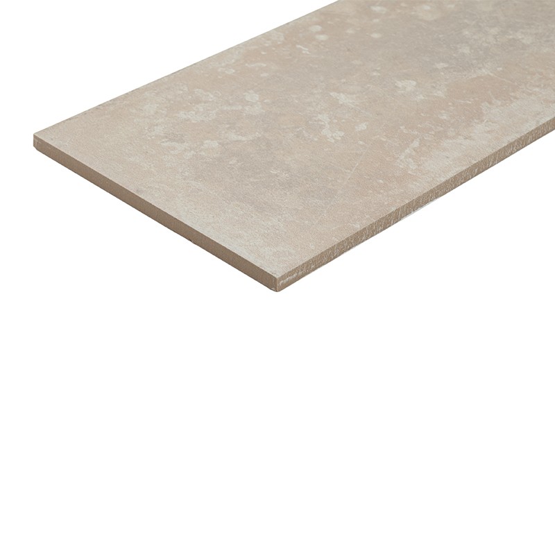 Fliese: rechteckige, beige-graue Keramikplatte mit unregelmäßiger Marmorierung, sichtbarer Querschnittskante; freistehend auf weißem Hintergrund, leicht schräg dargestellt.