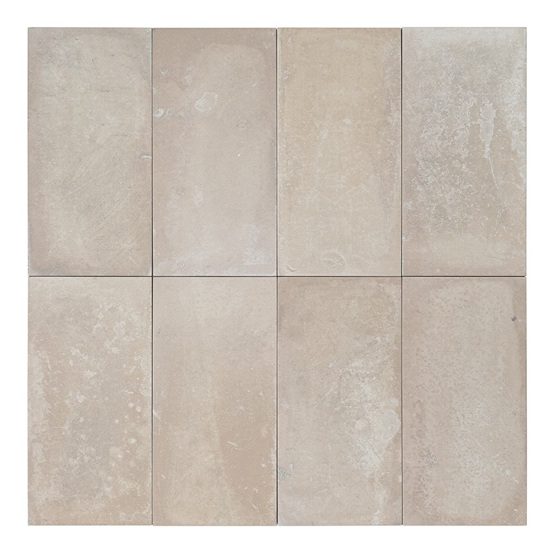 Azulejo rectangular beige con textura envejecida y manchas claras, acabado mate; sobre fondo blanco aislado, mostrando solo el elemento sin entorno.
