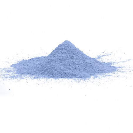 Um pequeno monte de pó azul claro repousa sobre uma superfície branca, sugerindo um ambiente de laboratório calmo e limpo. Um pequeno monte de pó azul claro repousa sobre uma superfície branca, sugerindo um ambiente de laboratório calmo e limpo.