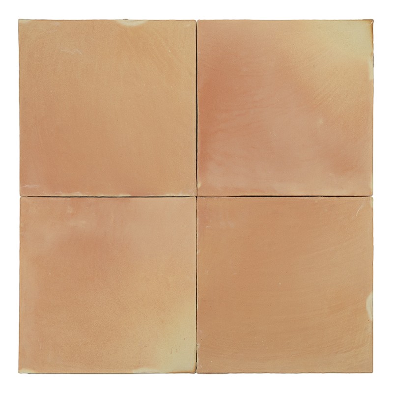 Azulejo cuadrado color terracota uniforme, superficie mate con ligeras marcas y bordes algo desgastados; colocado sobre fondo blanco neutro.