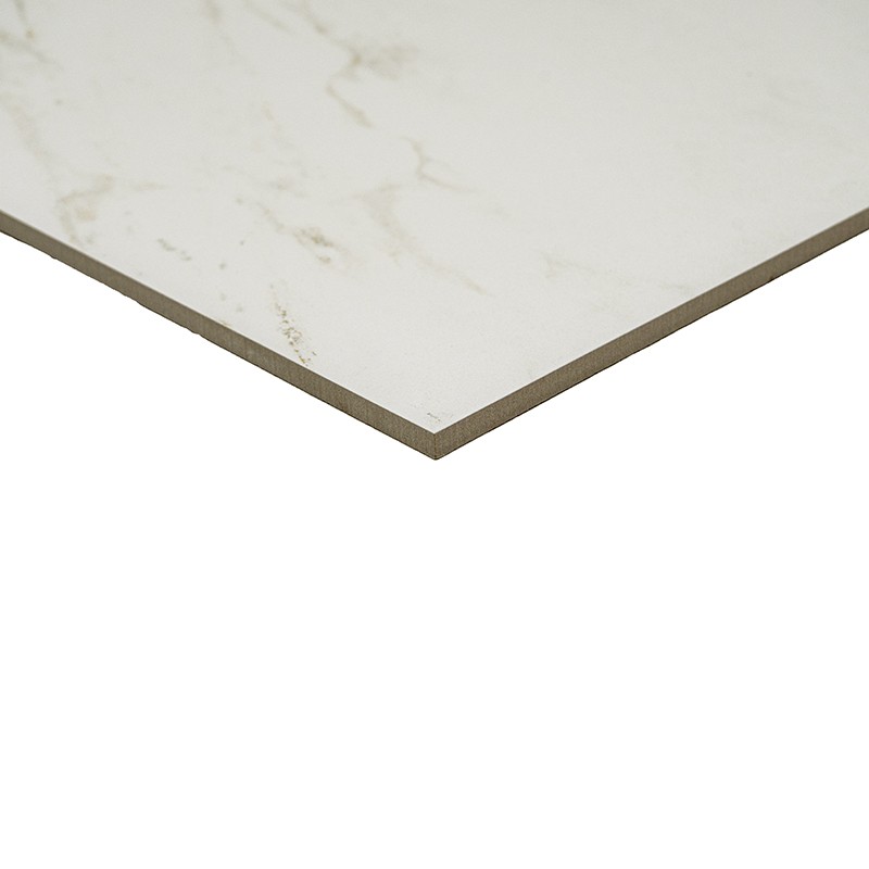 Carreau rectangulaire blanc effet marbre à veines grises, coin fin exposant une tranche beige; posé en perspective sur fond blanc, mettant en valeur épaisseur et finition.