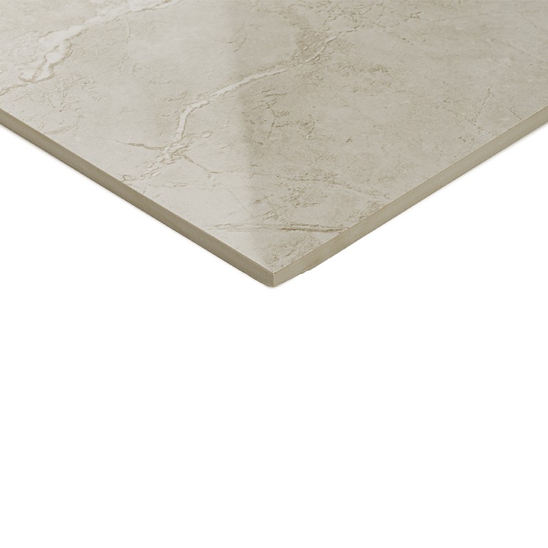 Beige keramische tegel met marmerachtige aders en glanzende afwerking, getoond vanuit schuine hoek op witte achtergrond.
