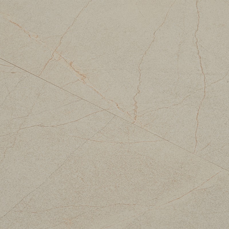 Fliese: quadratische beige Keramik mit feiner marmorierter Struktur, hellbraunen Adern und diagonaler Fuge; matte Oberfläche, subtile Unregelmäßigkeiten, wahrscheinlich Boden- oder Wandfliese.