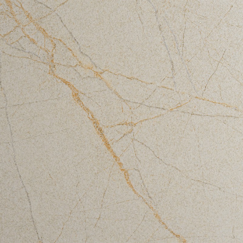 Azulejo marmorizado bege claro com finas veias douradas e cinza entrelaçadas; acabamento liso e polido, adequado para pisos e paredes de interiores.
