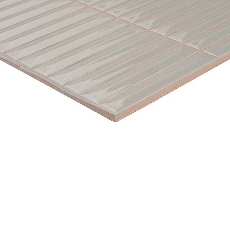Carrelage rectangulaire beige à rainures longitudinales brillantes, bords fins visibles, présenté en léger angle sur fond blanc neutre.