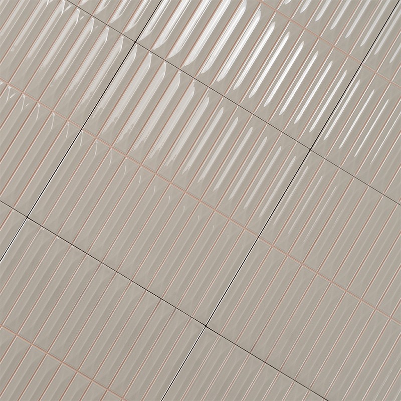 Carrelage rectangulaire texturé à rainures verticales brillantes, couleur crème; joints formant un quadrillage régulier, surface légèrement réfléchissante.