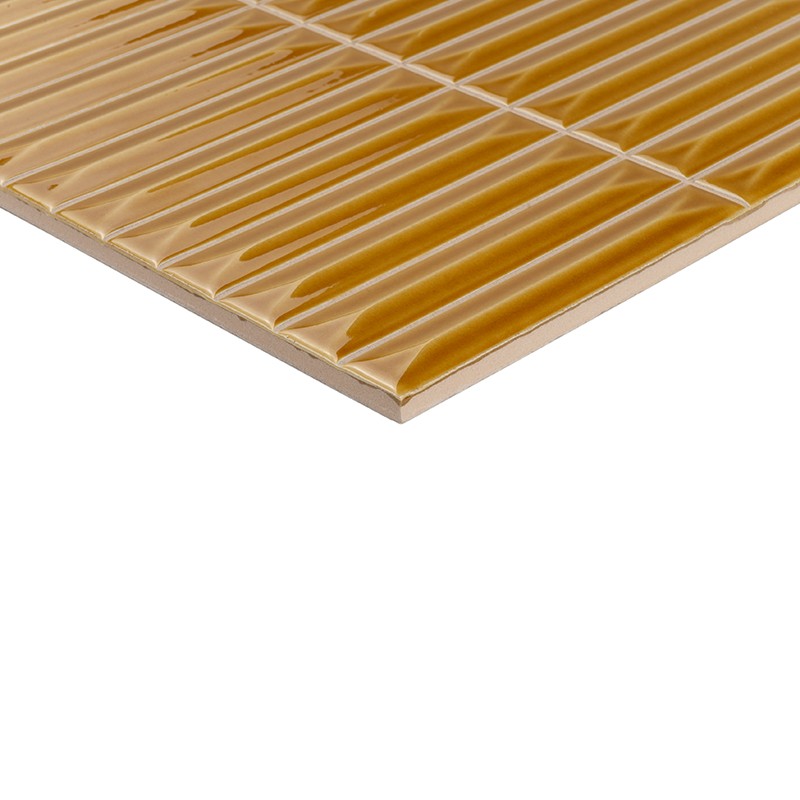 Azulejo retangular cerâmico amarelo mostarda com fileiras longitudinais elevadas e juntas brancas; canto exibido sobre fundo branco.