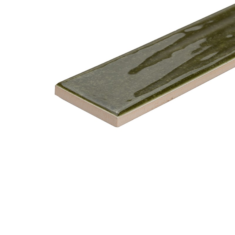 Plaquette de carrelage rectangulaire vert olive à surface émaillée brillante avec coulures, bords biseautés, épaisseur visible; présentée isolée sur fond blanc.