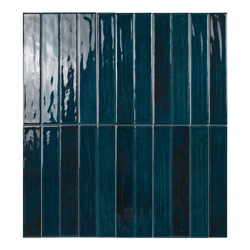 Azulejo cerámico rectangular azul oscuro brillante, acabado vidriado con variaciones tonales; filas verticales alargadas unidas por juntas, dispuesto sobre fondo blanco.
