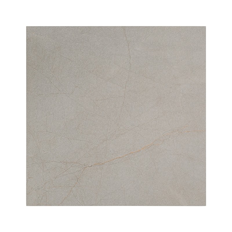 Quadratische helle Fliese mit feiner Netzstruktur aus Haarrissen und dezenter brauner Ader; matte Oberfläche, neutraler Beigeton, geeignet als Boden- oder Wandbelag.