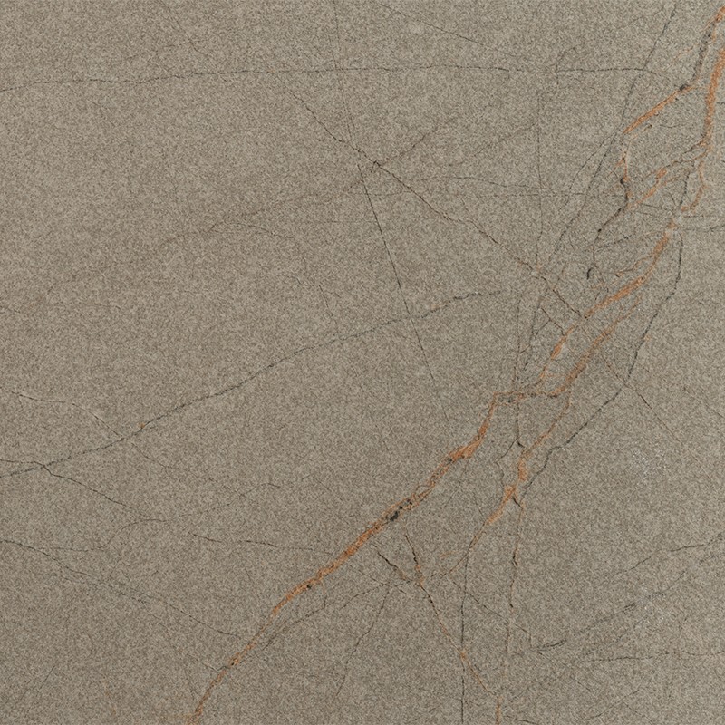 Carrelage gris-beige granuleux, fines veines brunes et une veine orangée diagonale; surface mate évoquant une pierre naturelle.