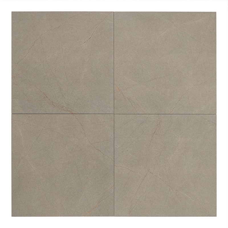 Azulejo quadrado cinza‑bege com veios finos marrom e branco, aspecto mate e levemente texturizado; exibido sobre fundo branco com margem visível.
