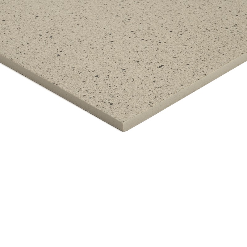 Azulejo beige moteado de tono claro, borde biselado y grosor fino; visto en perspectiva sobre fondo blanco, sugiere material cerámico apto para revestimientos.