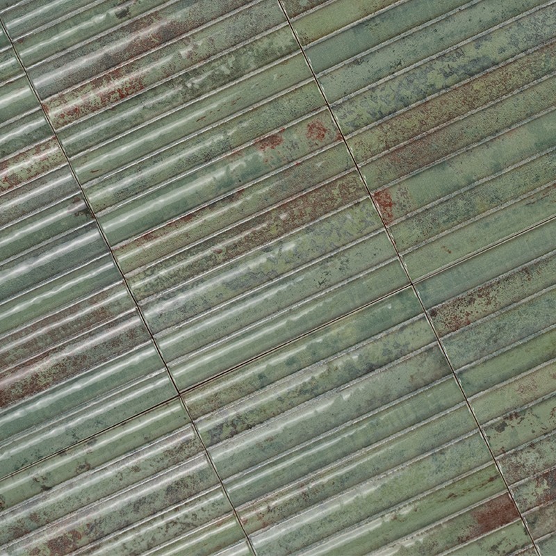 Geglazuurde groene tegel met horizontale ribbels, roest- en vuilvlekken; meerdere aangrenzende tegels met zichtbare voegen.