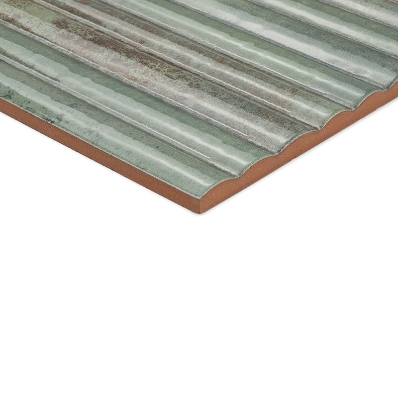 Carrelage rectangulaire à bord visible: surface striée en relief, finition émaillée vert délavé avec nuances grisâtres; tranche en terre cuite visible, posé sur fond blanc isolé.