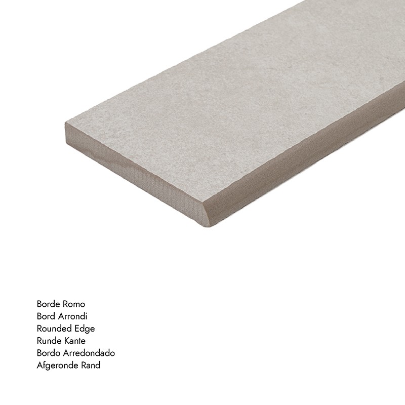 Fliese mit abgerundeter Kante, beige‑graue Oberfläche, freistehend auf weißem Hintergrund.  Text: Borde Romo Bord Arrondi Rounded Edge Runde Kante Bordo Arredondado Afgeronde Rand