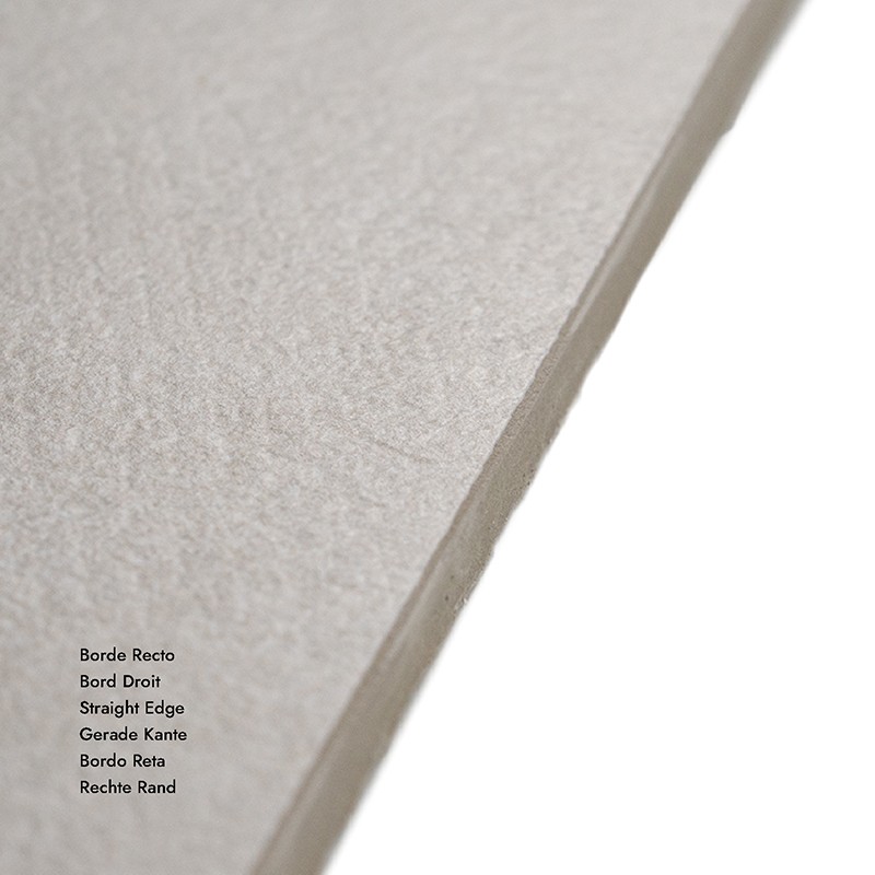 Carrelage beige clair, arête droite nette en diagonale vers le coin droit, texture légèrement rugueuse; fond blanc occupant le reste.  Texte visible : Borde Recto Borde Droit Straight Edge Gerade Kante Bordo Reta Reche Rand