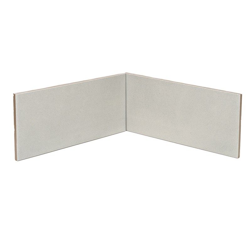 Azulejos rectangulares beige unidos en ángulo de 90° formando una esquina, sobre fondo blanco sin elementos adicionales.