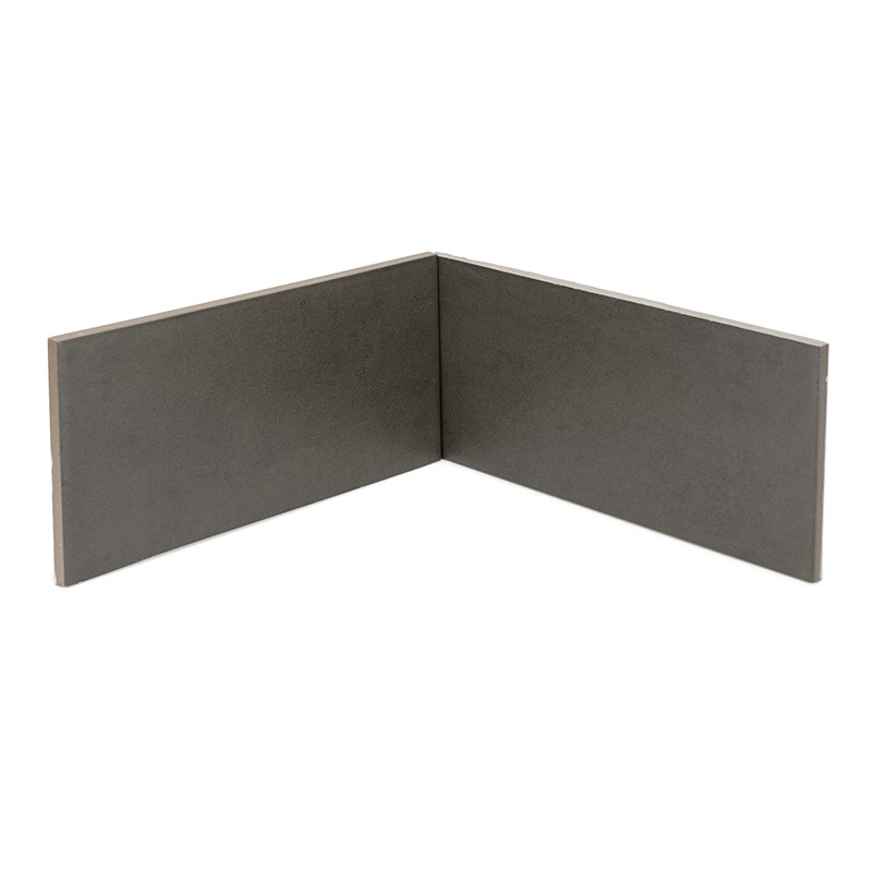 Carrelage en L gris anthracite à finition mate, deux plaques formant un angle droit, bords visibles, présenté sur fond blanc isolé.
