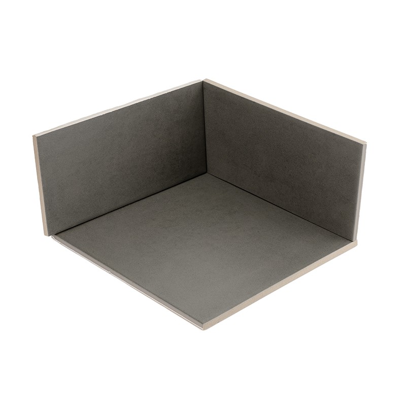 Graue, matte rechteckige Fliese als L-förmiges Eckmuster (zwei vertikale, eine horizontale), mit hellen Kanten, präsentiert als 90°-Ecke auf weißem Hintergrund.