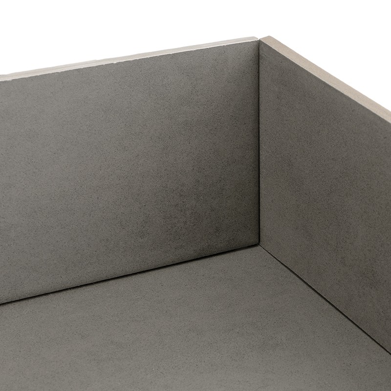 Grijze matte keramische tegel als hoofdobject; context: hoekaansluiting van vloer en twee wandtegels met fijne voegen, rechte hoeken en minimalistische neutrale uitstraling.
