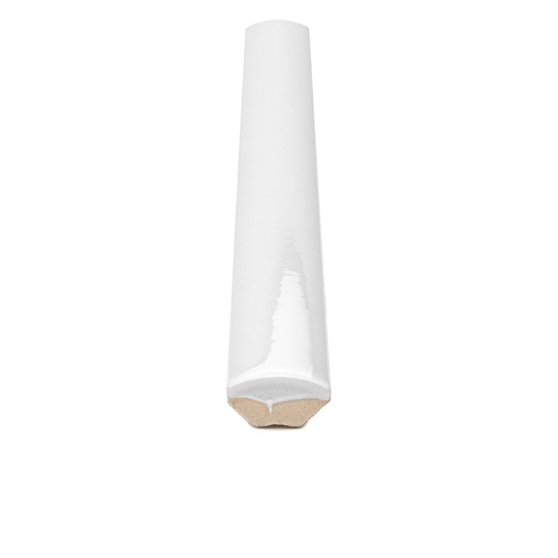 Remate cerámico blanco brillante, perfil curvo tipo bullnose; extremo muestra interior beige. Aislado sobre fondo blanco liso.