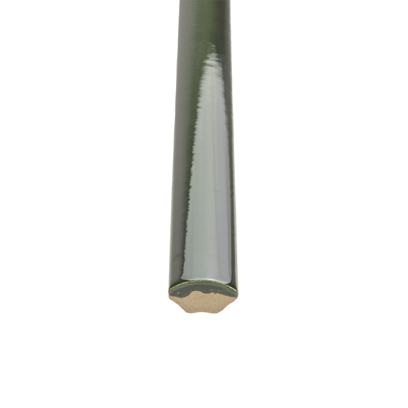 Tira cerâmica tubular verde brilhante com extremidade chanfrada e núcleo bege exposto; posicionada verticalmente sobre fundo branco neutro com sombra suave.