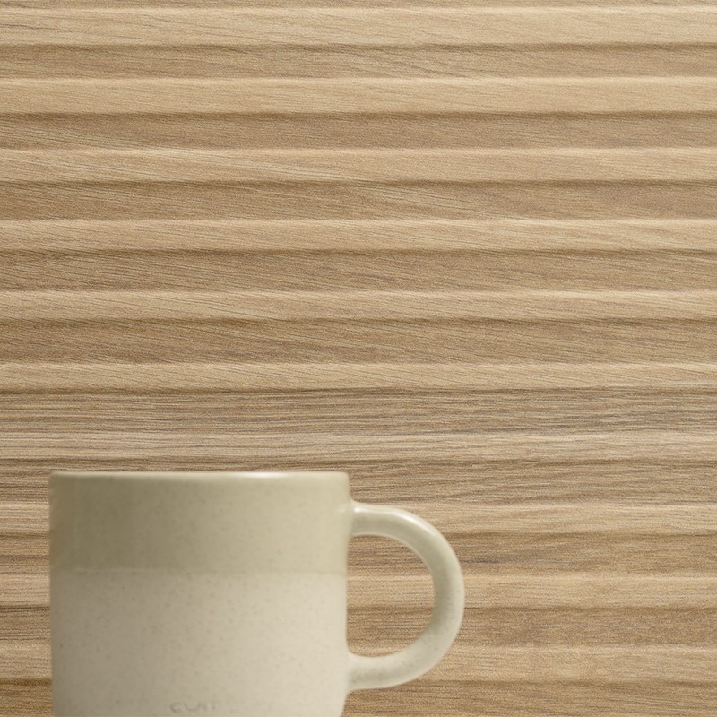 Donkerblauwe glanzende keramische afwerkrand (bullnose), lang en cilindrisch; één uiteinde toont bloot beige klei. Gefotografeerd vrijstaand op witte achtergrond.