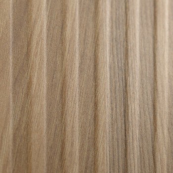 Un azulejo con patrones verticales de vetas de madera claras y oscuras