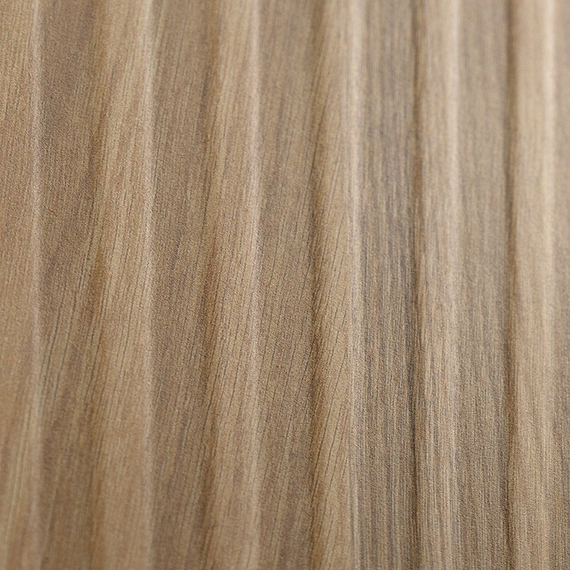 Houtlooktegel met langse houtnerfpatroon in beige‑bruine tinten; vlak gefotografeerd, subtiele glans en fijne textuur, geschikt voor vloer of wand.