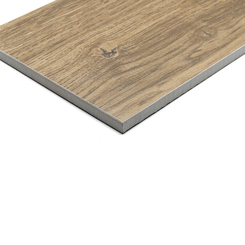 Carrelage imitation bois rectangulaire, motif grainé et nœud apparent, arête biseautée montrant épaisseur, posé isolément sur fond blanc.